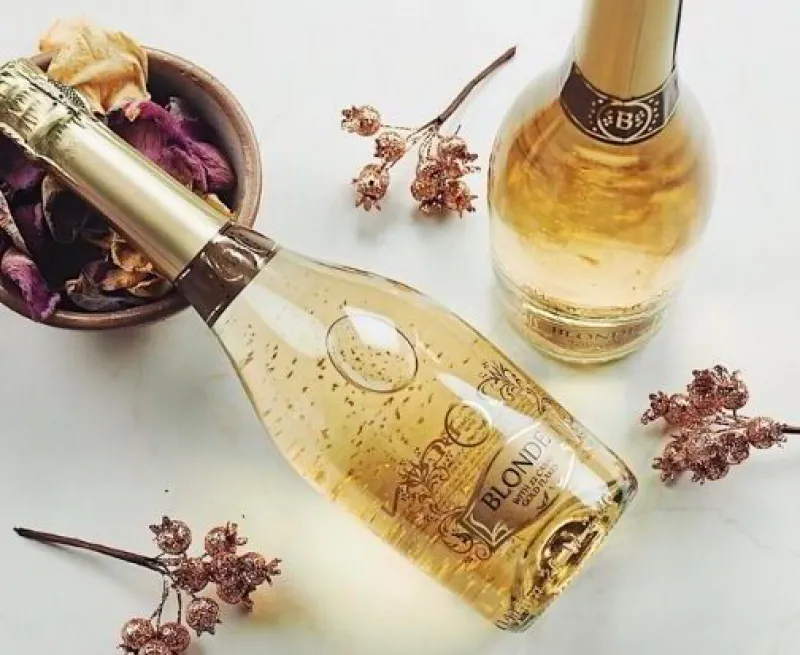 BLONDE Gold Flakes 22 Carat (11%) – (750ml)-1 BLONDE Gold Flakes 22 Carat (11%) – (750ml)-1