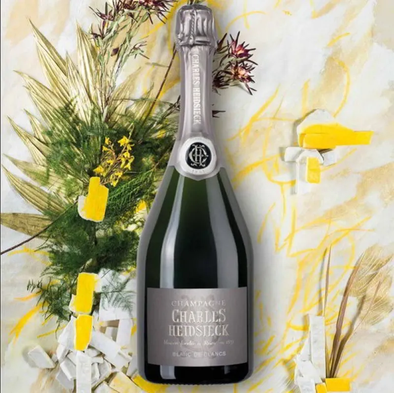 Rượu có màu vàng kim trong trẻo lấp lánh điển hình cho dòng rượu Champagne Blanc de Blacns từ 100% giống nho Chardonnay. Rượu lan toả hương thơm nhẹ nhàng của trái nho Chardonnay chín hoàn hảo: hương thơm của đào trắng, mứt chanh bưởi, hương chanh xanh tươi mát, hoa kim ngân ngọt dịu và hạt phỉ tươi, cùng những làn hương thơm đậm đà của cam và chanh vàng. Hương vị tươi tắn và sảng khoái là phong cách điển hình của Champagne Charles: một người phóng khoáng, thanh lịch và phiêu lưu. Vị rượu trong trẻo, sắc nét mà không hề gắt, đúng chất dòng rượu Blanc de Blancs. Dư vị hài hoà kéo dài những hương thơm của khoáng chất mặn mà dịu nhẹ. Ruou-Champagne-Charles-Heidsieck-Blanc-De-Blancs-3000ml-1-1
