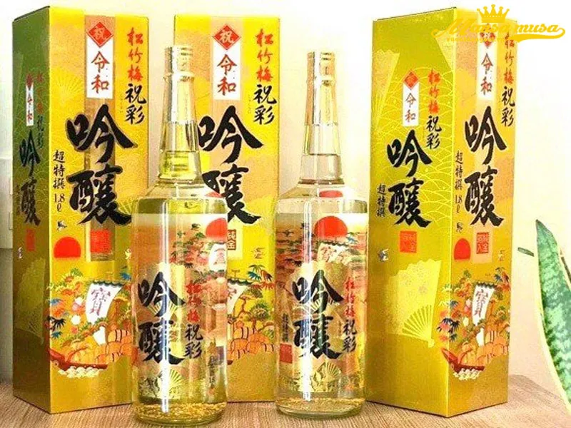 rượu sake vảy vàng chai trắng - sake mặt trời đỏ takara 1,8L rượu sake vảy vàng chai trắng - sake mặt trời đỏ takara 1,8L