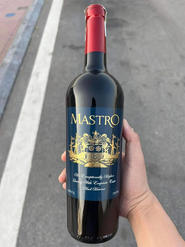 Rượu vang trong nước mastro mặt xanh