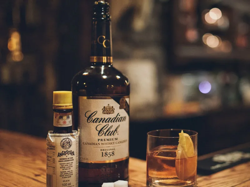 rượu whisky canadian club