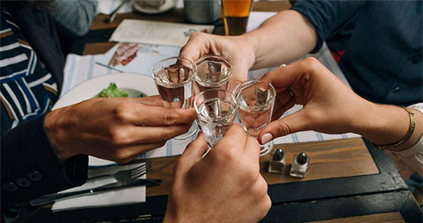 rượu vodka nga: ngon chính hãng so với vodka giá rẻ?