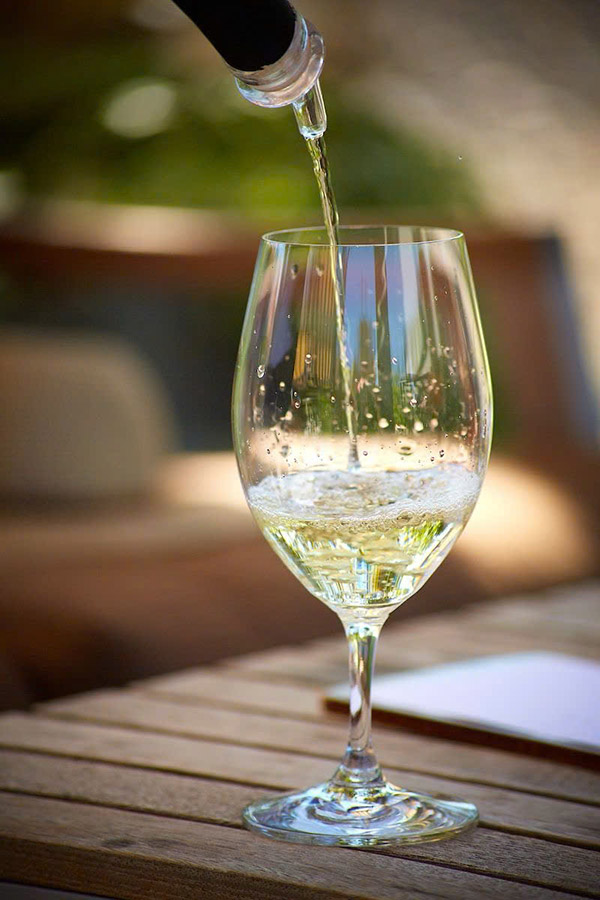 rượu vang trắng dưới 200k: lựa chọn hoàn hảo mùa hè