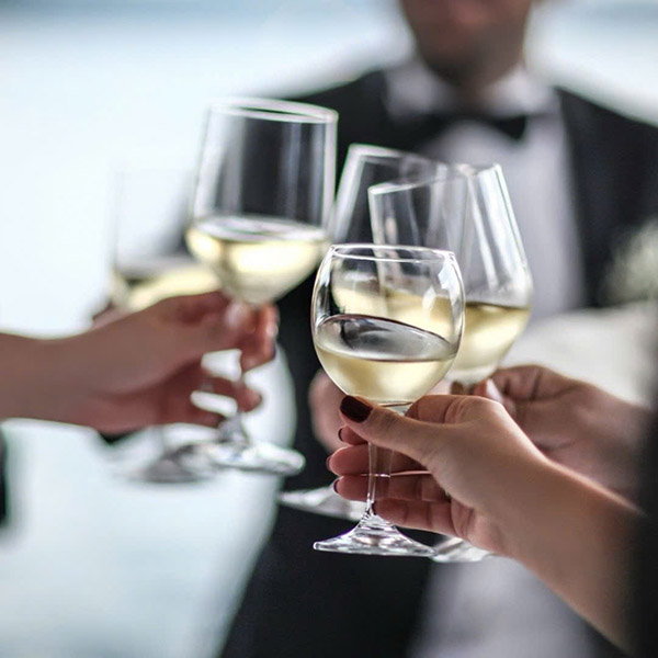 rượu vang trắng dưới 200k: lựa chọn hoàn hảo mùa hè